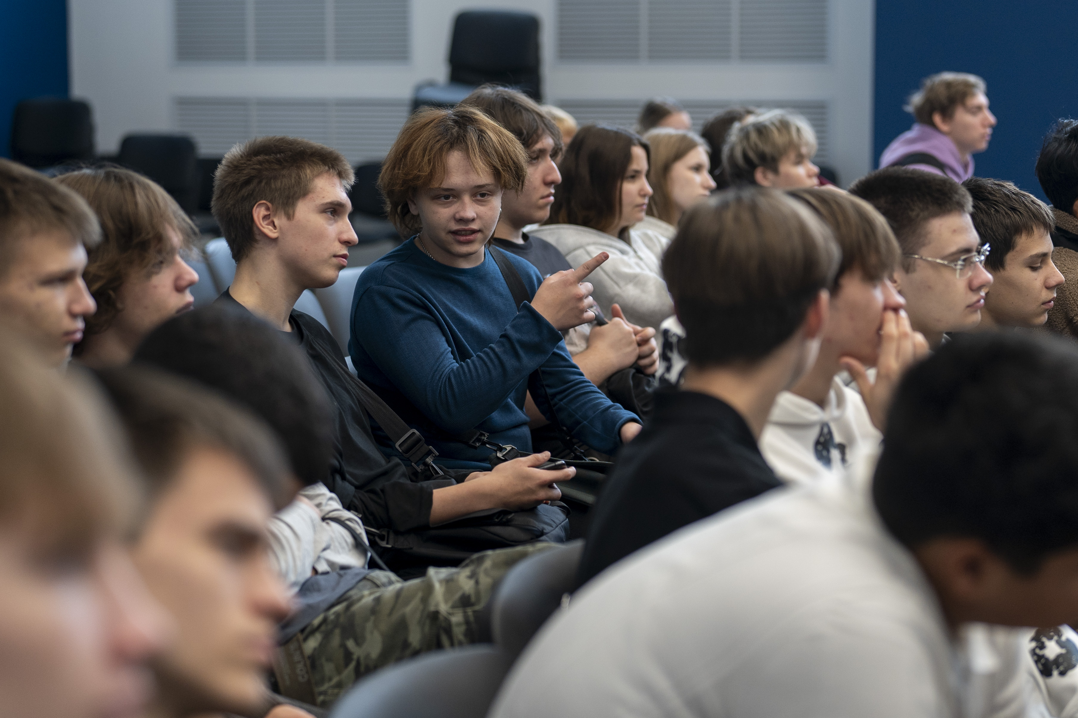 «Обратная сторона» жизни: прошли финальные показы спектакля в учебных заведениях Петербурга